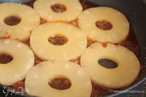 Растопите в сковороде сливочное масло, добавьте сахар и, когда карамель только-только начнет менять цвет, выкладывайте ананасы. После чего убирайте огонь и тушите их до того момента, когда карамель станет коричневой.
