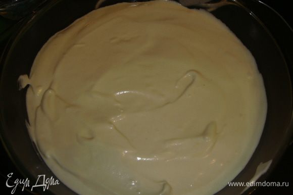 Дно формы выложить пекарской бумагой и выложить тесто. Выпекать бисквит в разогретой до 180°С духовке 30 минут.