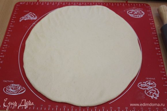 Раскатать тесто диаметром 35 — 40 см.