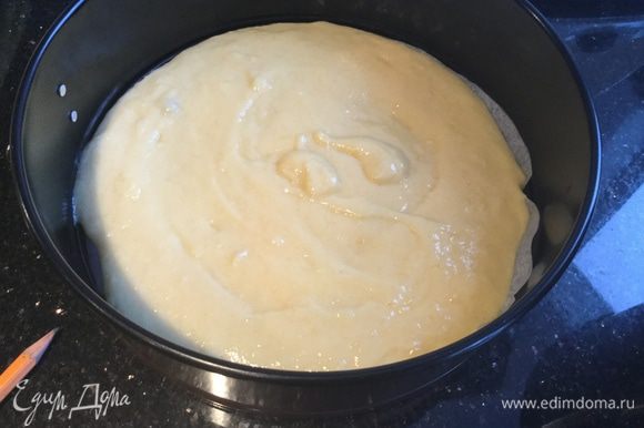 Вылейте тесто в форму для выпечки.