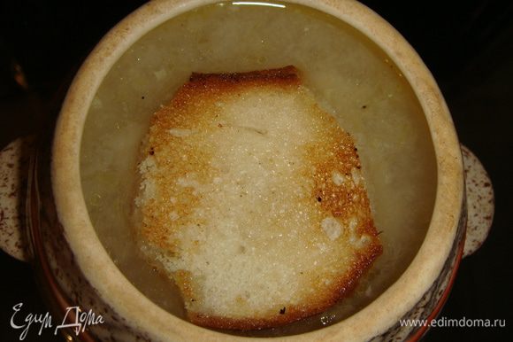 В горшочек поверх супа положить кусочек хлеба.