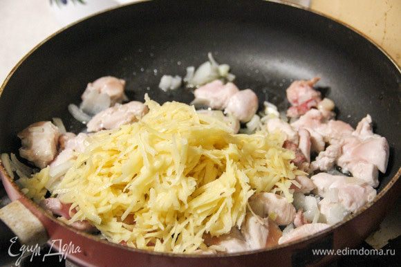 Очищенный картофель натираем на крупной терке, добавляем к куриному филе. Солим и перчим.