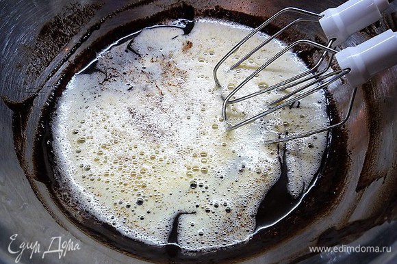 Растопленный шоколад соединяем с яйцами и хорошо перемешиваем.