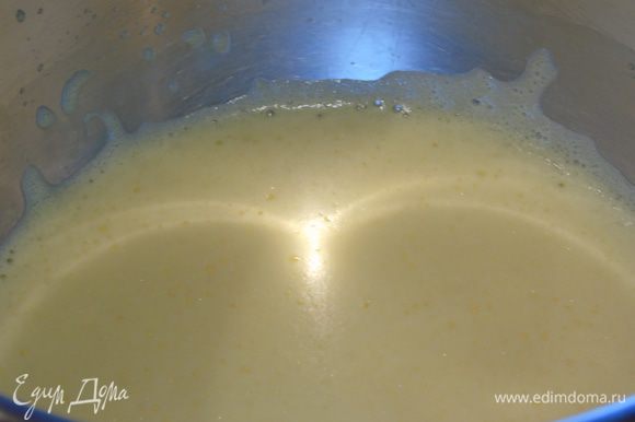 Яйца взбейте с щепоткой соли до пены, затем постепенно добавляйте сахар, продолжая взбивать. Взбивайте до растворения сахара.
