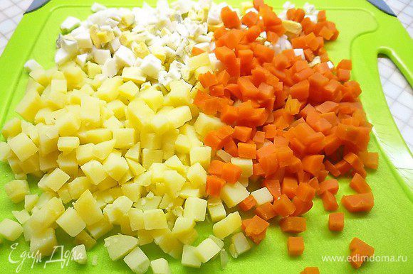 Картофель, морковь и яйца очищаем и нарезаем маленькими кубиками.