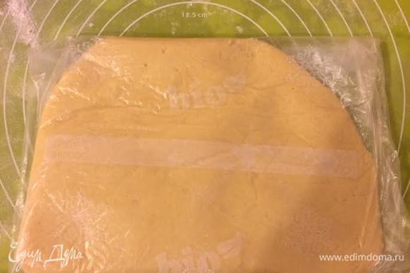 Замесить тесто, быстро переложить в пакет и отправить в морозильник на 20 минут или в холодильник на час.
