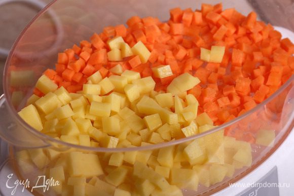 Морковь и картофель почистить. Я отвариваю уже нарезанные кубиками овощи в пароварке в течение 25 минут. Остудить.
