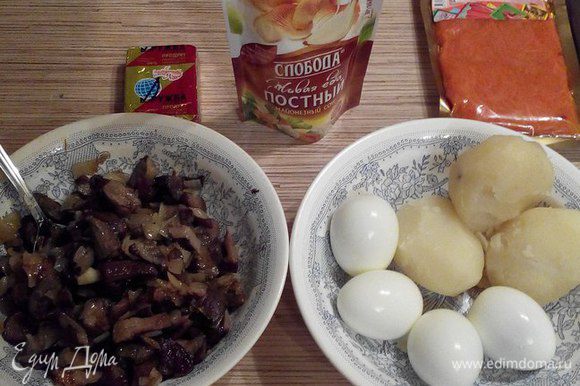 Готовые грибы, яйца и картофель охладить.