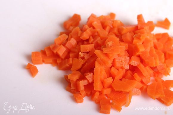Морковь нарезать мелким кубиком.