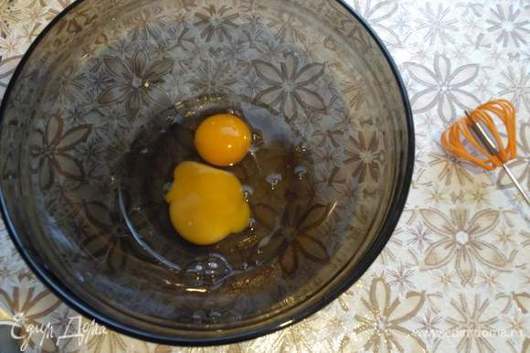 Приготовление теста. Разобьем яйца в миску.