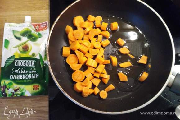 Режем крупно морковь и отправляем на сковородку немного поджариться.