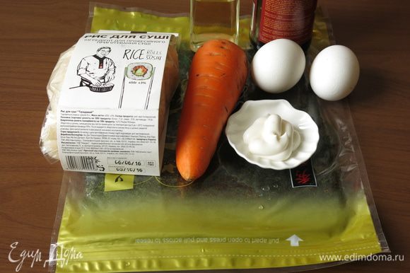 Приготовим яйца, майонез, уксус рисовый, соус соевый, сахар, морковь.
