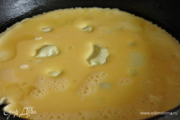 На раскаленную сковороду с растительным маслом наливаем третью часть омлетной массы.
