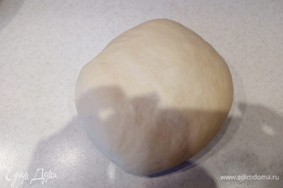 Вымешиваем тесто руками около 10 минут. В конце должен получиться упругий гладкий шар.