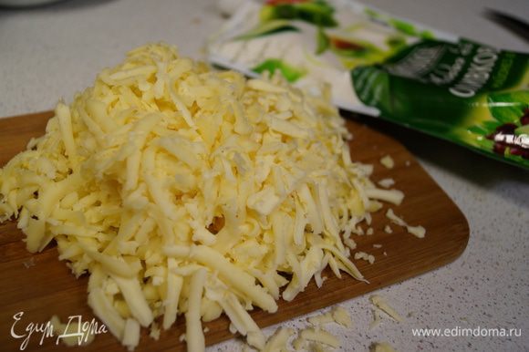 Натираем на терке твердый сыр, но добавим его после готовности блюда и оставим расплавляться в духовке.