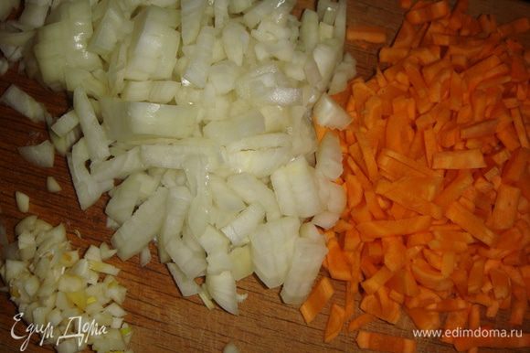 Лук нарезать кубиками, морковь — соломкой, чеснок мелко порубить ножом.