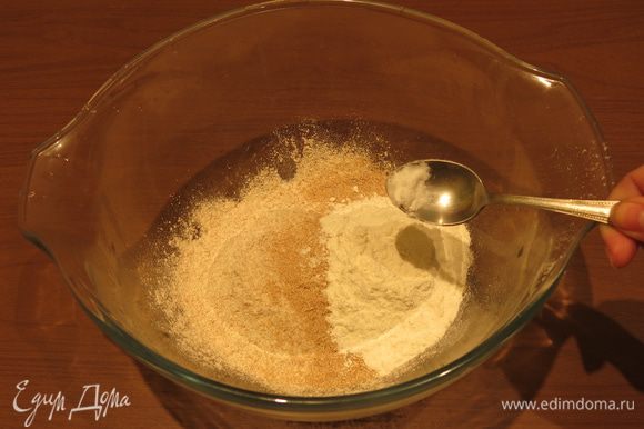 Насыпаем 1/4 чайной ложки соды. Аналог этого печенья придумали еще в 19 веке, печенье для пищеварения, дижестив, в его состав входила сода, отруби, не было яиц и сахара, полезность на полезности.