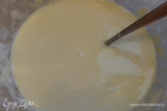 Приготовить сметанный крем, смешав до однородной массы яйца, сметану и сахар.