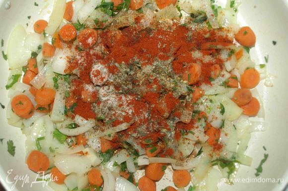 Морковь, лук нарезаем (не обязательно мелко), петрушку мелко рубим (часть петрушки откладываем) и обжариваем в масле в котором готовились грибы. Добавляем приправы и перемешиваем.