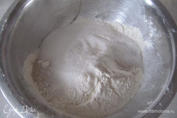 400 г муки смешать с солью, сахаром и сухими быстродействующими дрожжами, которые добавляются сразу в муку.