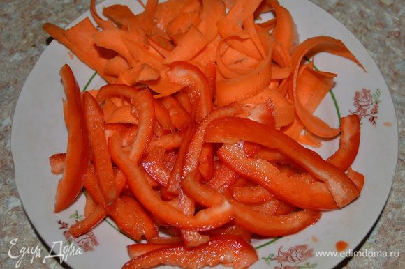 Морковь и перец болгарский нарезать тонкими ленточками. Это удобно сделать с помощью овощечистки.