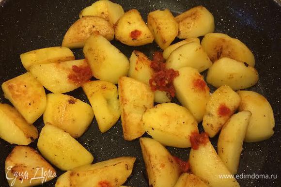 На той же сковороде обжарить картофель до готовности, добавить аджику и перемешать.