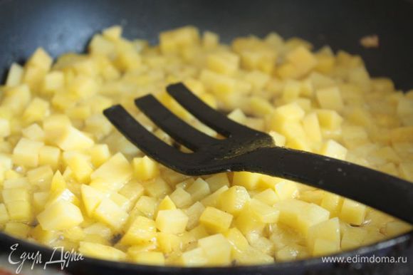 Для начинки нарежьте картофель, бекон и лук мелким кубиком. Обжарьте сначала картофель с луком, затем добавьте бекон и доведите до готовности (у меня ушло примерно 10 минут).