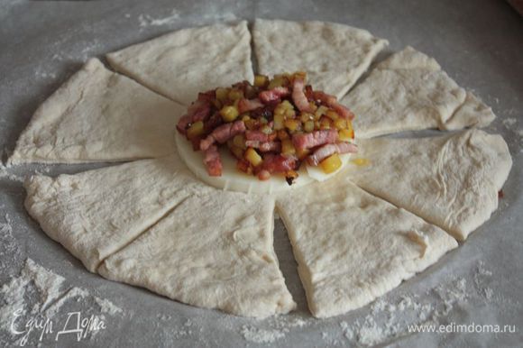 Раскатайте тесто потоньше и на середину выложите круг сыра. Сверху на сыр выложите картофельную начинку.