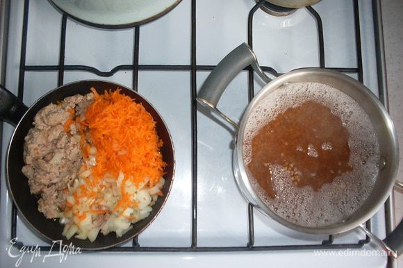 Обжарим фарш в хорошо разогретом масле. Добавим на сковородку морковь и лук. (Можно добавить помидоры, сладкий перец, но мне так больше нравится.)