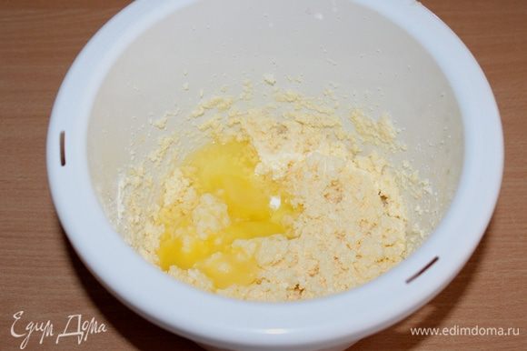 Масло взбить с сахаром и ванилью до пышности, затем вбить по одному яйца, добавить уксус, снова взбить.