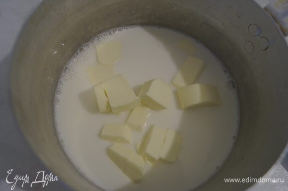 Для заварного теста: соединить в кастрюле молоко и воду, добавить сливочное масло, соль и сахар, поставить на огонь и довести до кипения.