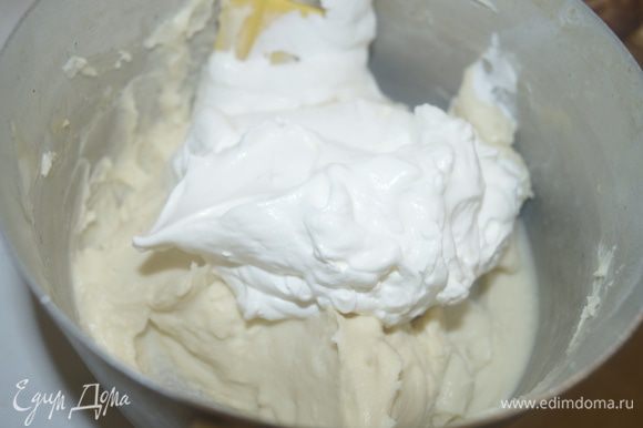 Соединить взбитые сливки с охлажденным заварным кремом до однородной массы. Крем держать в холодильнике.