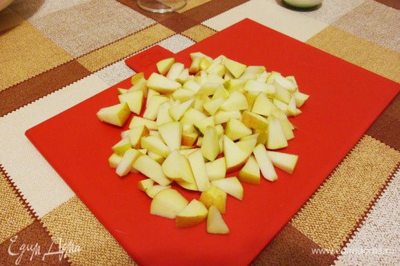 Яблоко нарезать кубиками. Чтобы яблоко не потемнело, протирайте нож ломтиком лимона.