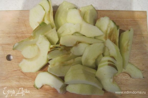 У яблок удаляем сердцевины с семечками и режем яблоки ломтиками.