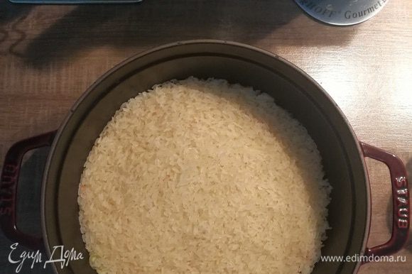 Промытый рис выложить следующим слоем на капусту и также распределить по всей поверхности.