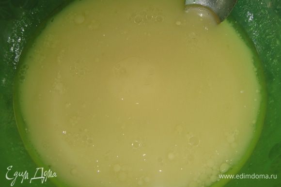 Перелить сыворотку в миску, добавить подсолнечное масло, желток (белок оставим для смазывания), все перемешать.