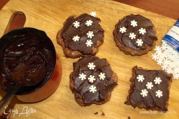 Шоколад растопить на паровой бани, добавить в шоколад коньяк или апельсиновый сок. Покрыть верх печенья шоколадом.