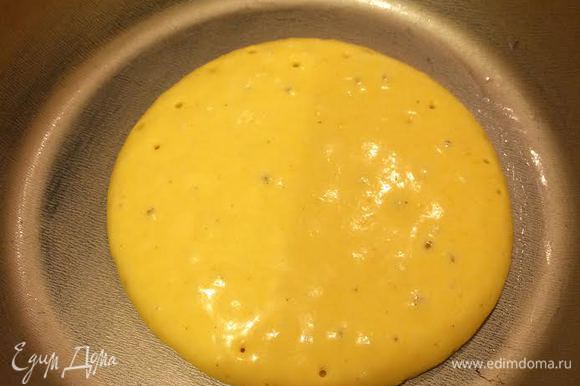 Разогреть сковороду, смазать ее слегка маслом, выложить тесто и жарить, пока на поверхности не образуются пузырьки.