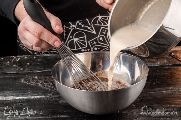 Шоколад поломать на куски и растопить на водяной бане. Нагреть отдельно топленое молоко «Домик в деревне» и добавить его в растопленный шоколад. Тщательно перемешать, чтобы шоколад полностью растворился в молоке.