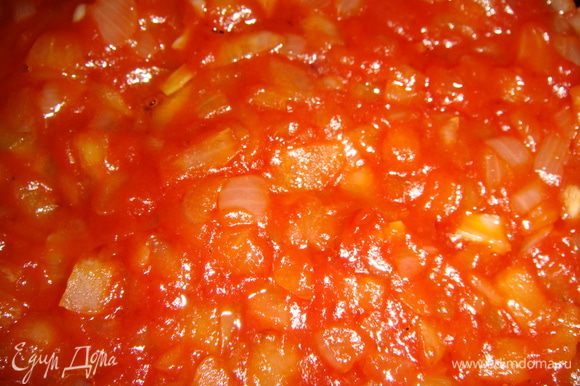 Лук нарезать кубиками и обжарить на подсолнечном масле. Добавить томатную пасту и тушить 3 минуты. Выложить зажарку в суп. Варить 20 минут.