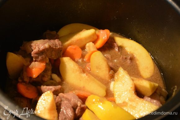 Включить режим «тушение», к баранине добавить мелко нарезанный перец чили, айву и морковь, тушить еще 15 минут.