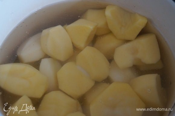 Картофель очистите и разрежьте клубни на четвертинки. Отварите до готовности в подсоленной воде.
