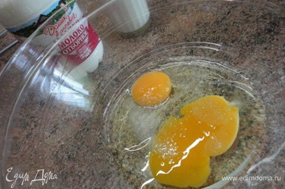 Яйца взбить с солью и сахаром.