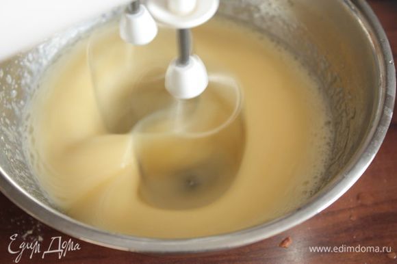 Для приготовления теста взбейте яйца вместе с сахаром в течение 5 — 7 минут, пока смесь не побелеет и не увеличится в объеме.