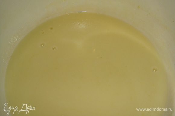 Молоко подогреть и добавить белый шоколад. Мешать до растворения шоколада. Ввести молочную массу в тесто и перемешать.