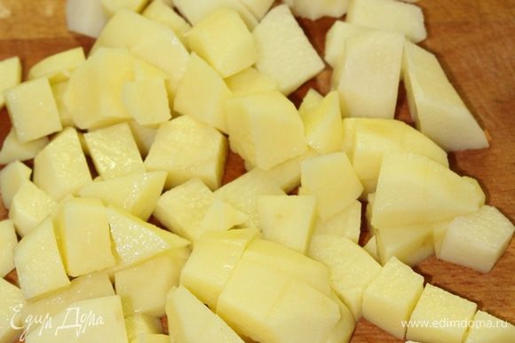 Картофель нарезать мелкими кубиками, добавляем в суп минут через 15 после крупы.