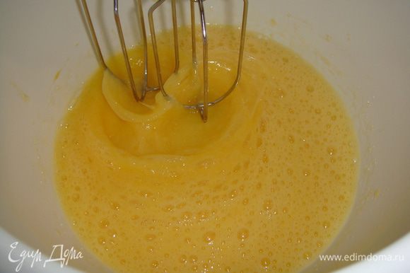 Соду погасить уксусом. Яйца взбить миксером с сахаром, солью и содой.