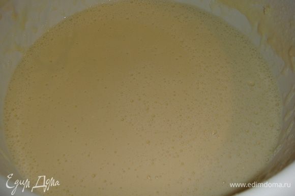 Взбивая вливать оставшиеся воду и теплое молоко. В конце взбивания влить подсолнечное масло. Оставить тесто на 15 минут.