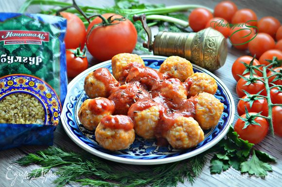 Выложите готовые фрикадельки на тарелку и обильно полейте томатным соусом. Приятного вам аппетита!