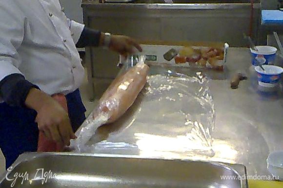 Для плотного рулета из нашего филе лосося потребуется слоев 15 — 20 пищевой пленки. Чтобы он получился очень плотный и держал форму. Отправляем наше будущее карпаччо в морозильную камеру на 1 час.